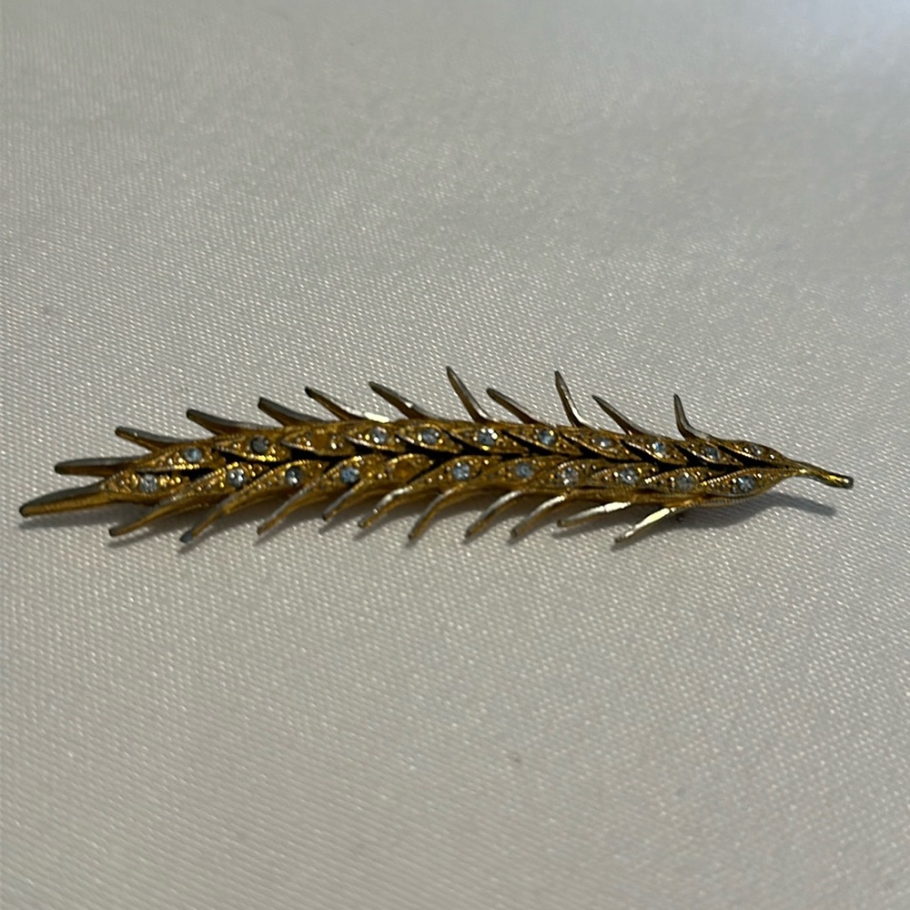 VINTAGE rhinestone and gold brooch!